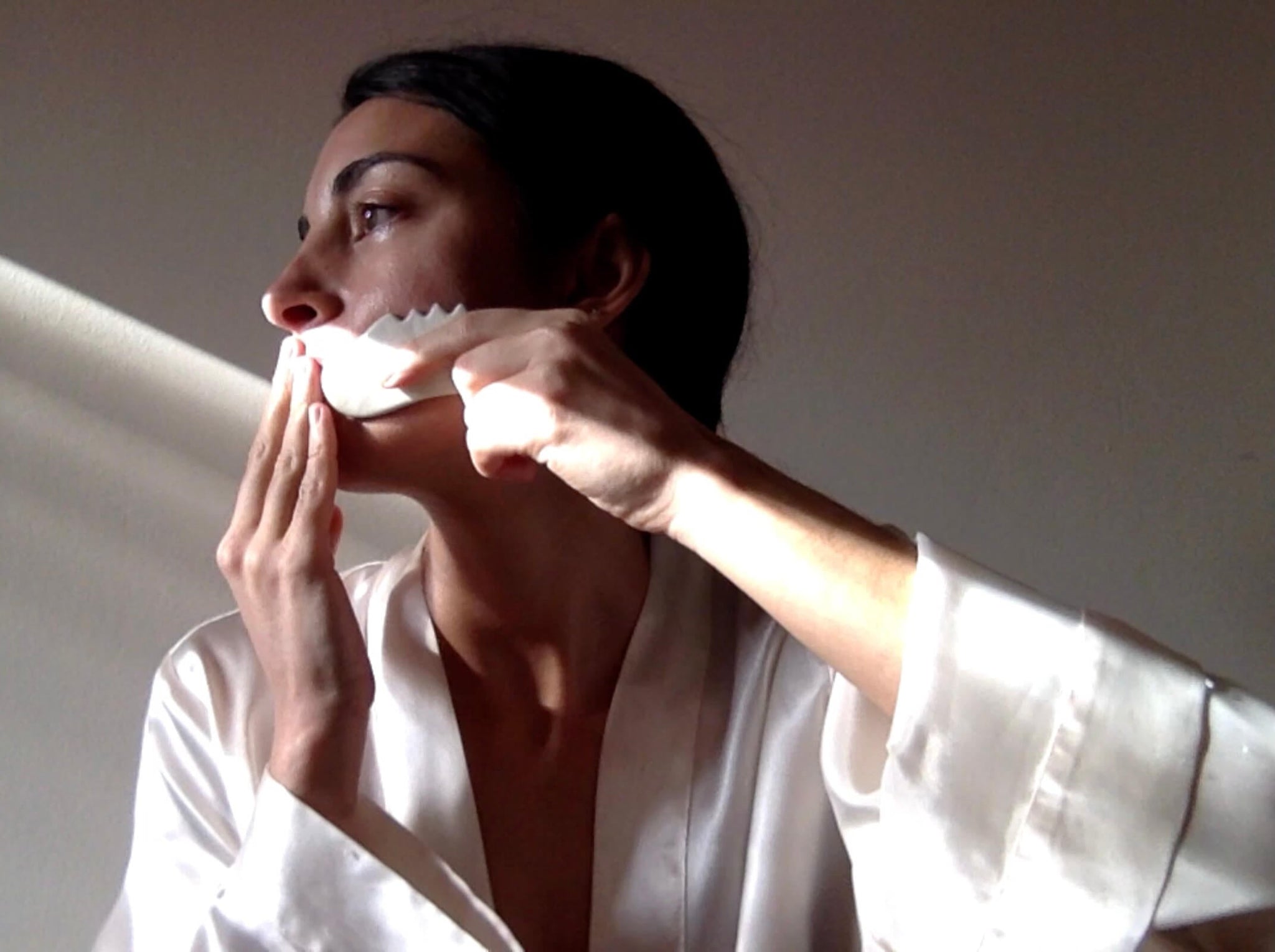 Cheekbone sculpting massage - Annie Blume